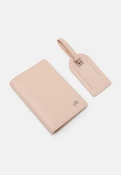 Anna Field Passport Case And Luggage Tag Set - Funda Para Pasaporte - Pink -Tienda Barata Anna Field 2d656b111eb249749211db9505f7a284